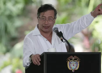 ‘Não ameace nossa soberania’, diz Petro a Trump, sobre possível ataque