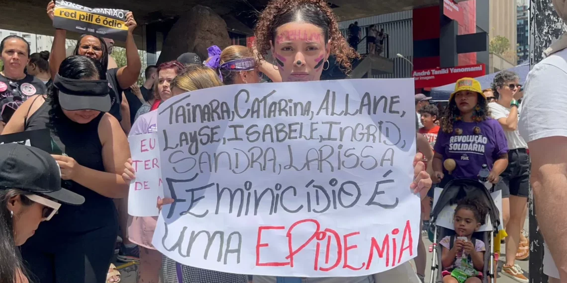 Morre jovem arrastada pelo ex com carro na Marginal Tietê; mãe quer justiça