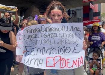 Morre jovem arrastada pelo ex com carro na Marginal Tietê; mãe quer justiça