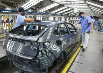 Recuo nas vendas leva à queda da produção de veículos em novembro