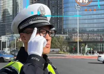 Polícia chinesa adota óculos com IA que identificam carros em 2 segundos