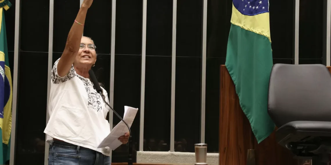 ‘Não vim fazer amigos’: Heloísa Helena toma posse no lugar de Glauber Braga e promete disputa dura no Congresso