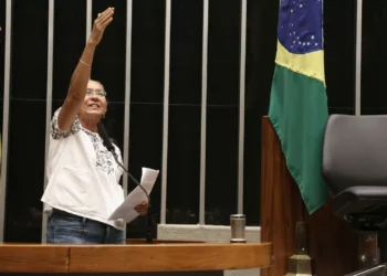 ‘Não vim fazer amigos’: Heloísa Helena toma posse no lugar de Glauber Braga e promete disputa dura no Congresso