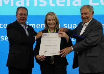 Maristela Longhi recebe medalha da Ordem do Mérito Industrial