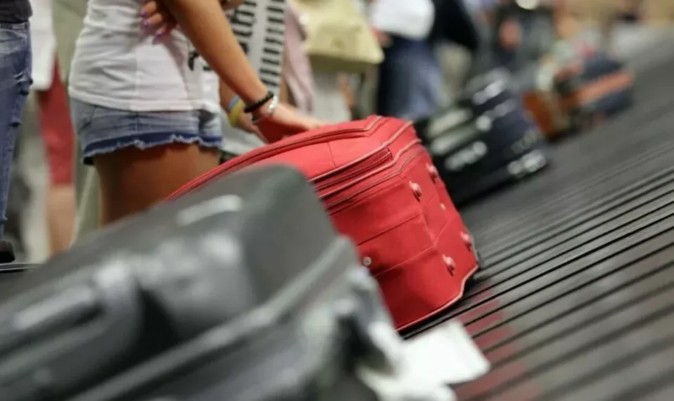 Governo diz que filas e tempo de espera no aeroporto de Lisboa diminuíram