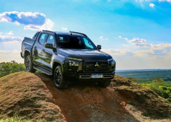 Nova Mitsubishi Triton deve ganhar versão híbrida como Corolla Cross