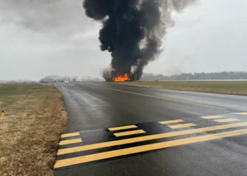 Avião cai na Carolina do Norte, mata ex-piloto da NASCAR e causa incêndio