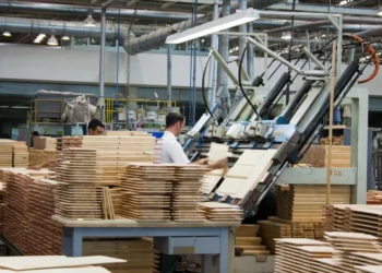 Após terceira queda consecutiva, faturamento industrial cai 2,7% em outubro