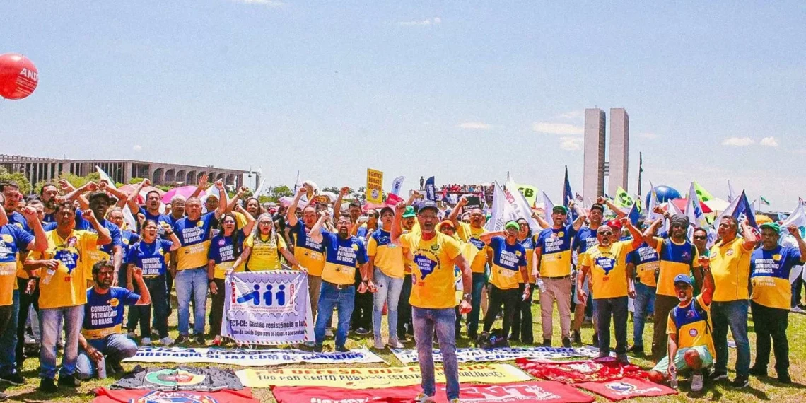 TST julga dissídio, garante reajuste a trabalhadores dos Correios e considera greve legal: ‘Resultado da luta’