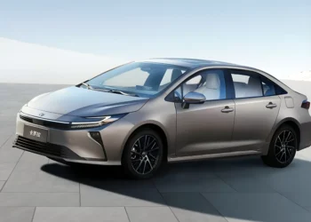Toyota Corolla 2026 fica mais potente, faz mais de 24 km/l e está maior na China