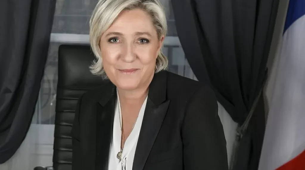 Le Pen é absolvida de acusação de racismo apresentada por jovem que usava véu