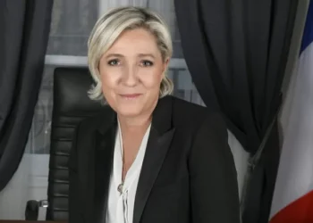 Le Pen é absolvida de acusação de racismo apresentada por jovem que usava véu