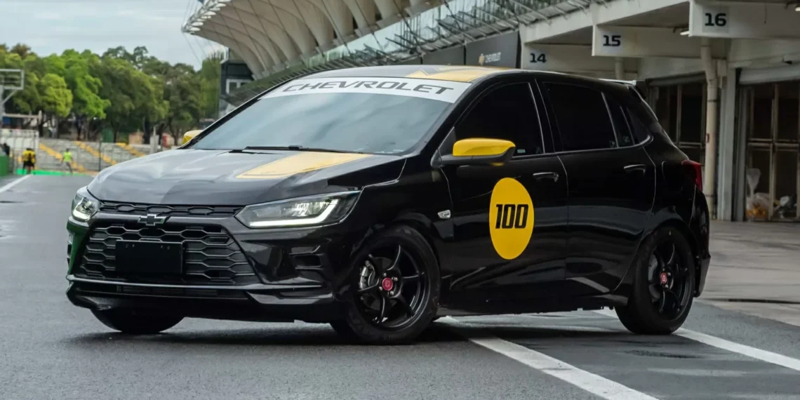 Chevrolet Onix vira carro de corrida com motor 1.2 turbo e interior ‘depenado’