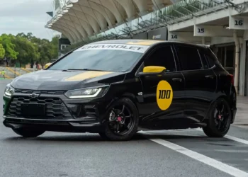 Chevrolet Onix vira carro de corrida com motor 1.2 turbo e interior ‘depenado’