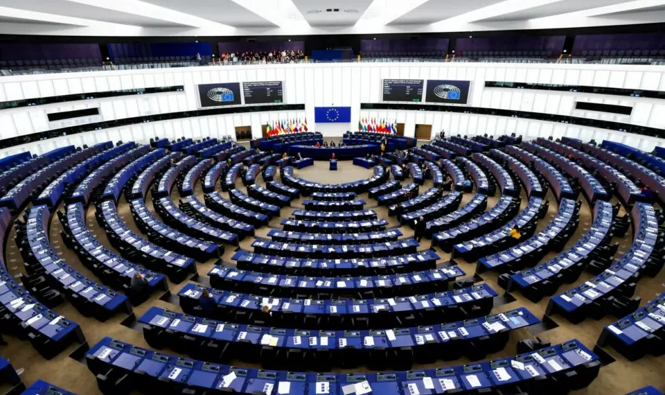 Parlamento Europeu suspende acordo comercial entre UE e EUA