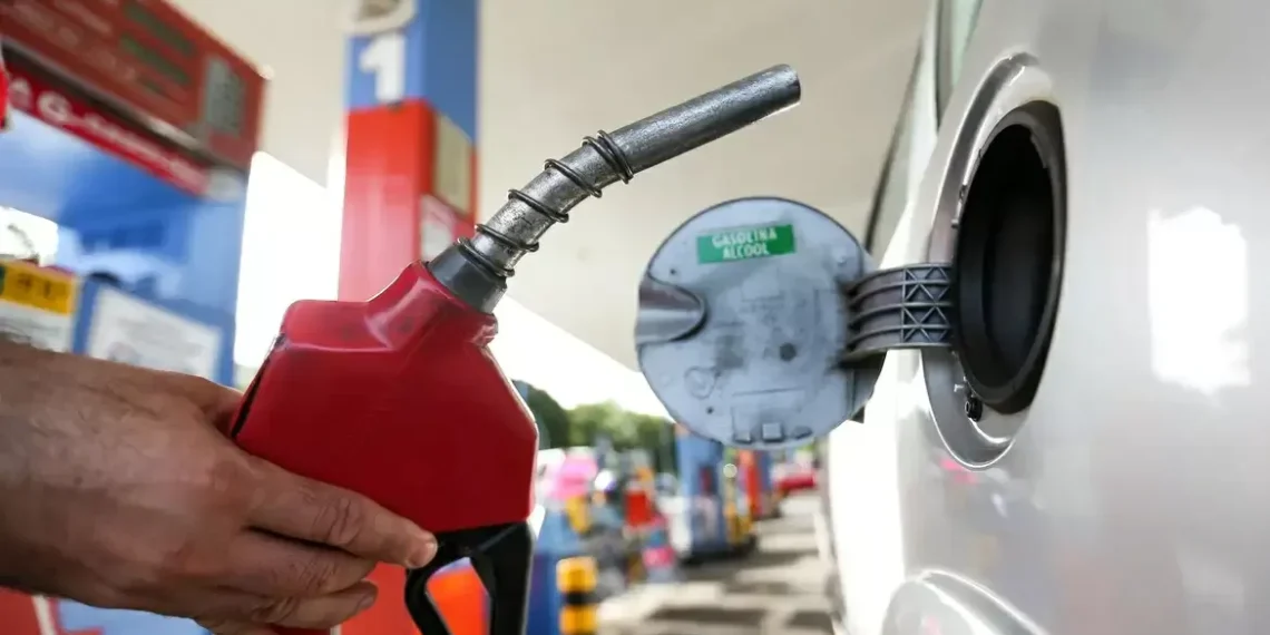 Petrobras reduz preço da gasolina para distribuidoras; diesel segue estável