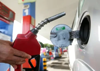 Petrobras reduz preço da gasolina para distribuidoras; diesel segue estável