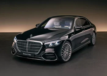 Mercedes-Benz Classe S 2026 se renova com V8 de 537 cv e sem volante touch