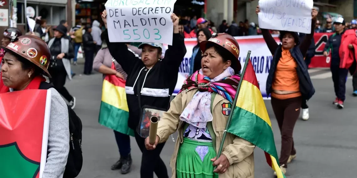 Bolivianos organizam greve contra medida que derruba subsídios para a gasolina