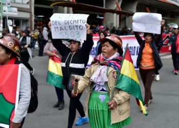 Bolivianos organizam greve contra medida que derruba subsídios para a gasolina