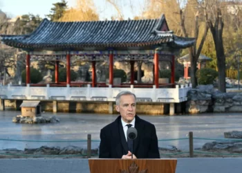 Trump ameaça Canadá com tarifa de 100% por aproximação comercial com a China