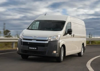 Toyota Hiace 2026 estreia versão Furgão que pode ser guiada com CNH B