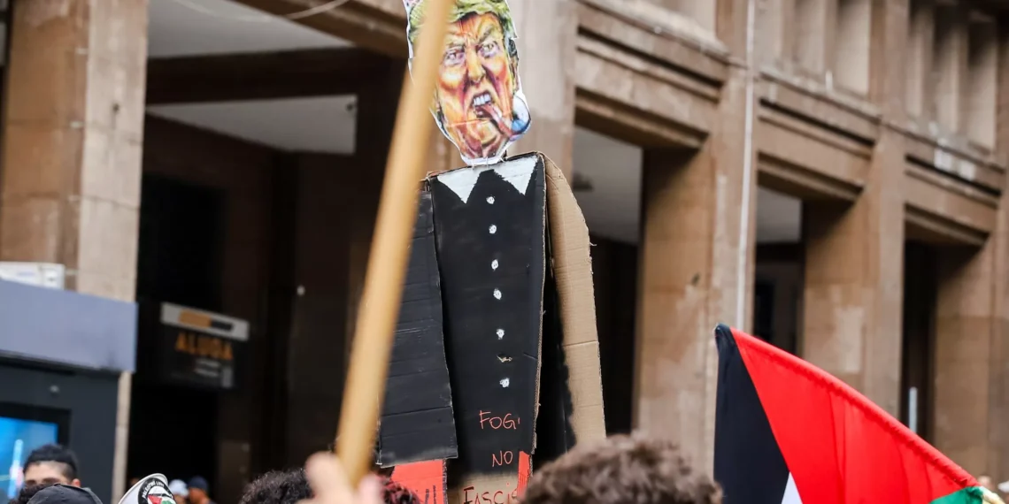 Protesto em Porto Alegre denuncia intervenção dos EUA e defende soberania latino-americana