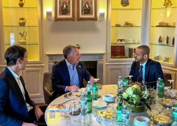 Irã e EUA retomam negociações em Genebra sob ameaça de escalada militar