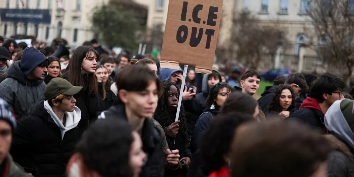 Protestos contra ICE ocorrem em Milão antes da abertura da Olimpíada