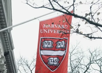 Trump quer indenização de US$ 1 bilhão de Harvard por difundir cultura ‘woke’