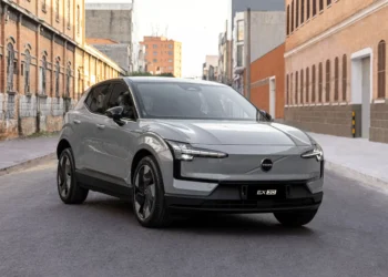 Volvo EX30 ganha versão mais fraca que BYD Dolphin