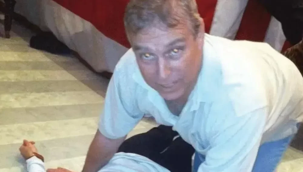 Caso Epstein: novos documentos mostram ex-príncipe Andrew ajoelhado sobre mulher no chão