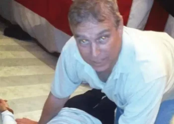 Caso Epstein: novos documentos mostram ex-príncipe Andrew ajoelhado sobre mulher no chão