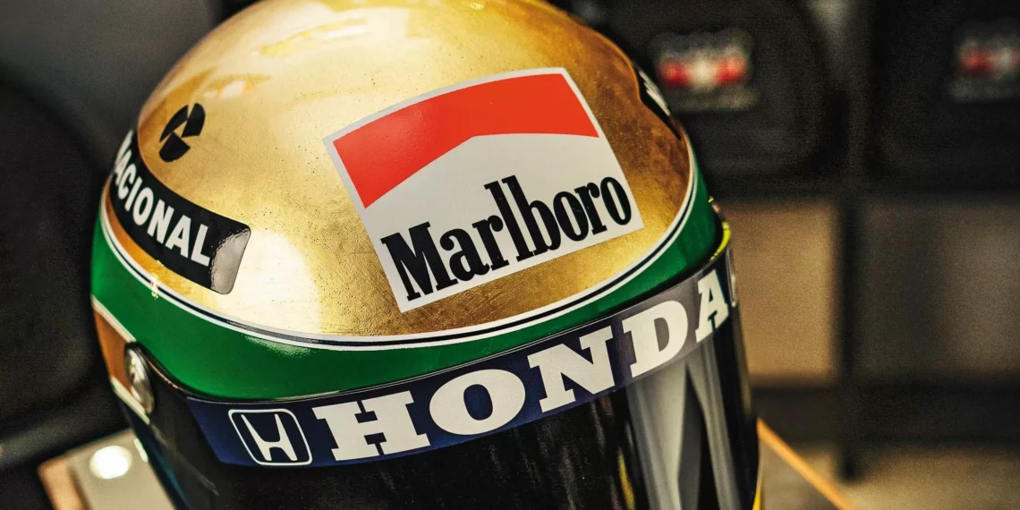 Capacete folheado a ouro em homenagem a Ayrton Senna vira item de coleção