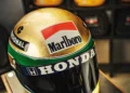 Capacete folheado a ouro em homenagem a Ayrton Senna vira item de coleção