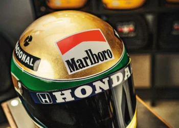 Capacete folheado a ouro em homenagem a Ayrton Senna vira item de coleção