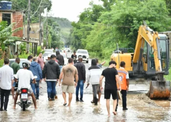 Caos após chuva no Rio de Janeiro expõe urgência de medidas de adaptação climática nas periferias e centros urbanos