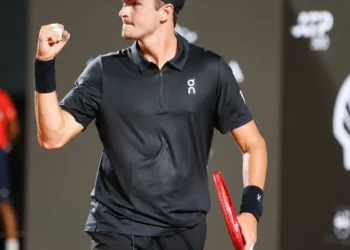 João Fonseca vence Thiago Monteiro em duelo brasileiro pelo Rio Open