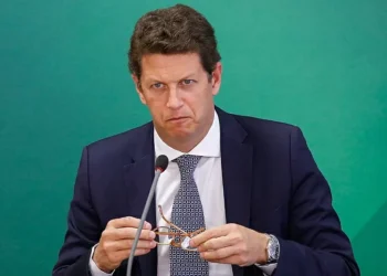 Justiça Federal absolve militante do PCO acusado de danificar carro oficial de Ricardo Salles em 2019