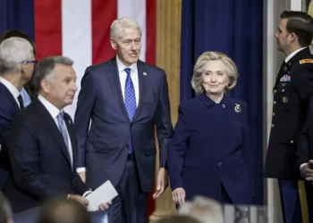 Bill e Hillary Clinton vão prestar depoimento no Congresso sobre caso Epstein