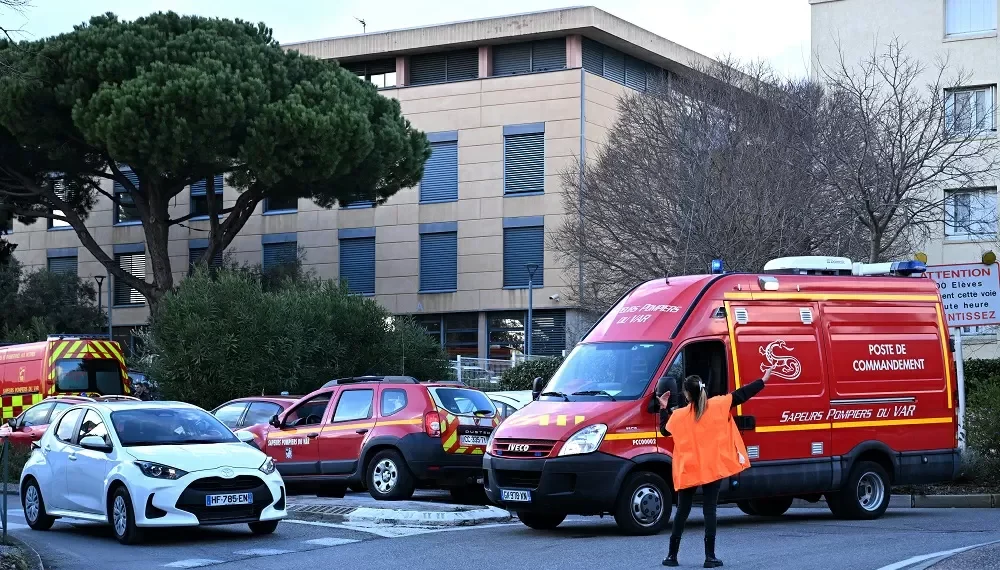 Professora é internada na França após ser esfaqueada por aluno