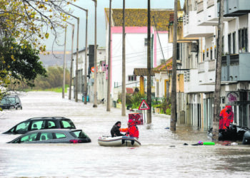 Mau tempo: Risco de incêndios é maior nas zonas atingidas pela depressão Kristin, diz investigador