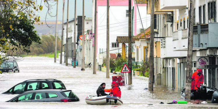 Mau tempo: Risco de incêndios é maior nas zonas atingidas pela depressão Kristin, diz investigador