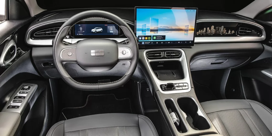 China cria regra para obrigar botões e frear excesso de telas nos carros